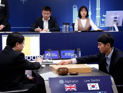 El campeón surcoreano Lee Sedol (derecha) realiza su primer movimiento en la última partida contra AlphaGo.