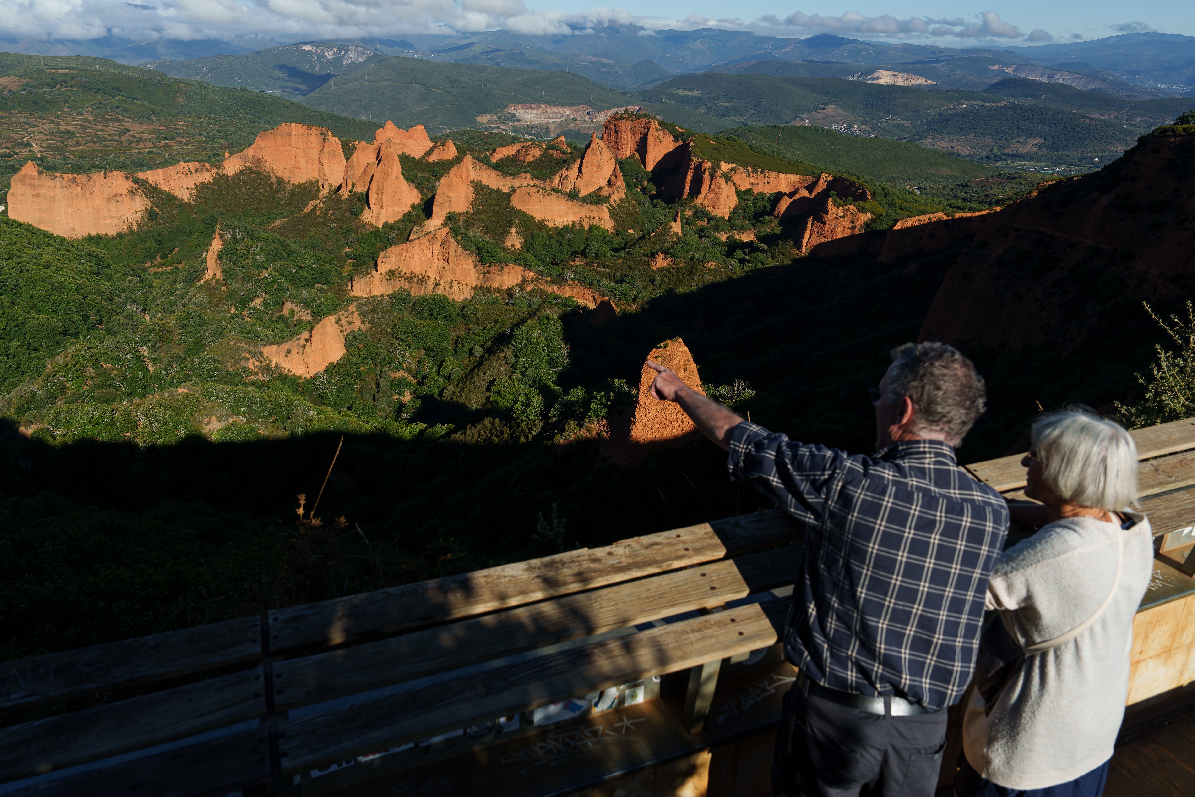 Tom Donnellan y Christine Pierret, una pareja de jubilados, en el mirador de Orellán, desde donde contemplar las paredes de arcilla.