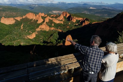 Tom Donnellan y Christine Pierret, una pareja de jubilados, en el mirador de Orellán, desde donde contemplar las paredes de arcilla.