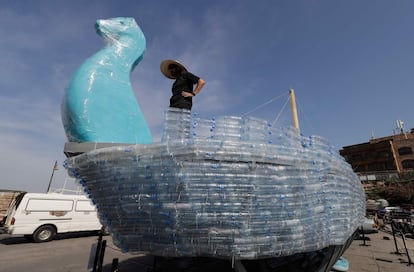 Un activista construye en el pasado mes de mayo un barco de botellas de plástico en la ciudad libanesa de Bybol.
