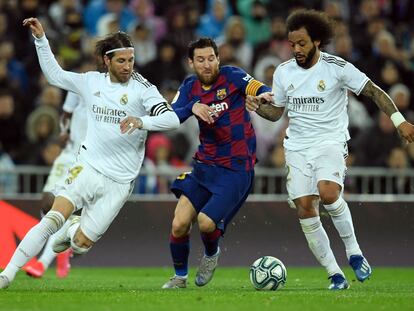 Messi protege el balón ante Ramos y Marcelo durante el partido entre Barcelona y Madrid en marzo.