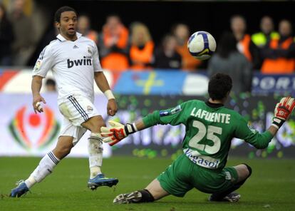 Tardó dos temporadas Marcelo en anotar su primer gol con la camiseta del Real Madrid. Fue el 15 de febrero de 2009 en el Molinón contra el Sporting. En sus 381 partidos ha anotado 26 tantos.