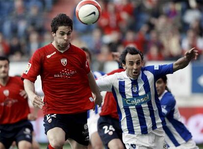 Quique Álvarez, a la derecha, pelea por el balón con Quique Sola.