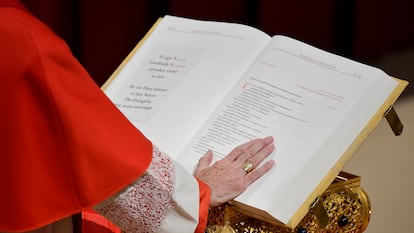 Momento del juramento de uno de los cardenales, este miércoles en la Capilla Sixtina antes del inicio del cónclave.