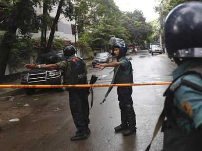 La policia de Bangladesh, després de l'operatiu per alliberar ostatges.
