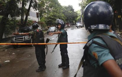 La policia de Bangladesh, després de l'operatiu per alliberar ostatges.