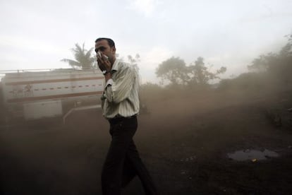 Un hombre se tapa la boca con un pañuelo para protegerse del polvo y la contaminación atmosférica en India