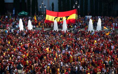 Los aficionados se agolpan en la Plaza de España de Barcelona.
