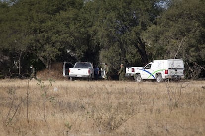 Dispositivo de a Polic&iacute;a Federal y el Ej&eacute;rcito desplegado en las inmediaciones del pante&oacute;n de La Barca (Jalisco) el pasado viernes. 