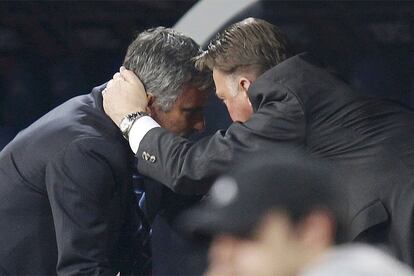 Mourinho tendió la mano a Van Gaal antes de que se produjese el final del partido. Tras un año como traductor de Bobby Robson, el portugués fue ayudante del técnico holandés durante su estancia en el Barcelona.