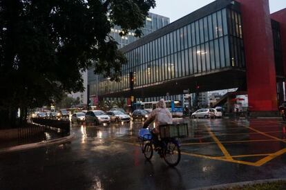 A Avenida Paulista, uma das vias que se paralisam quando chove em São Paulo.