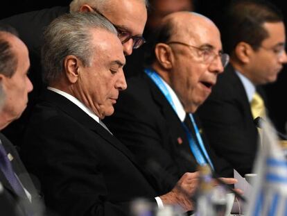 Temer, o chanceler Nunes (&agrave; esq.) e Henrique Meirelles na c&uacute;pula do Mercosul, na Argentina. 