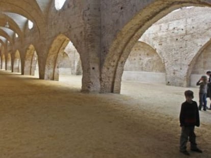 Unos turistas, en el interior de las Atarazanas.