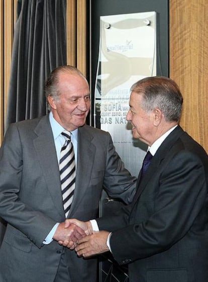 El Rey saluda al presidente de Gas Natural, Salvador Gabarró, durante la inauguración de la nueva sede social de esta compañía en la capital catalana.