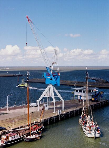 Disfruta de las mejores vistas de la costa holandesa cuando te despiertes desde la grúa del puerto de Harlingen