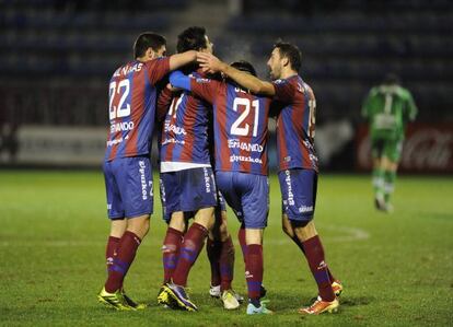 Jugadores del Eibar celebran un gol en Ipurua