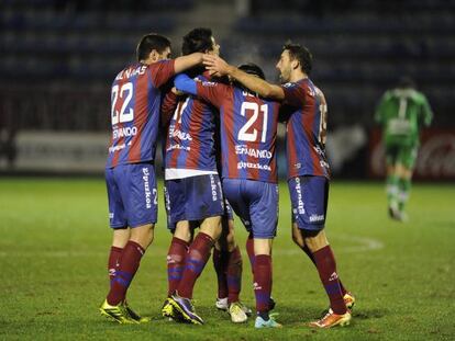 Jugadores del Eibar celebran un gol en Ipurua
