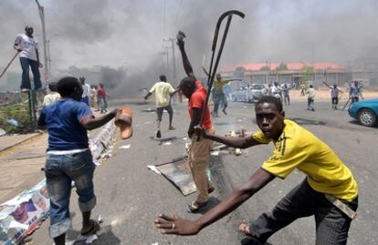 Manifestantes armados con barras metálicas, ayer en Kano, al norte del país.