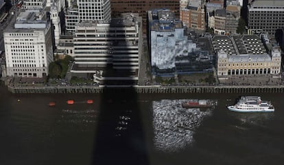 La sombra de The Shard, el edificio más alto de Europa con 310 metros de altura, se echa sobre los edificios que bordean el río Támesis en Londres, el 27 de octubre 2014.