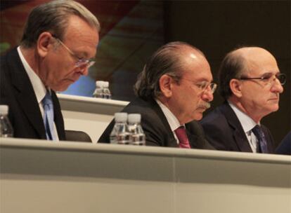 Isidro Fainé, Luis del Rivero y Antonio Brufau, de izquierda a derecha, en la junta de accionistas de Repsol el pasado mayo en Madrid.