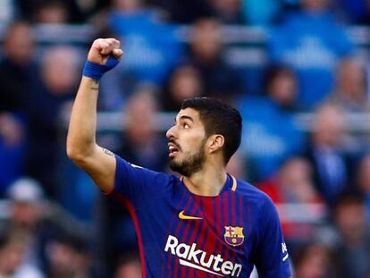 Suárez festeja su gol en el clásico del Bernabéu.