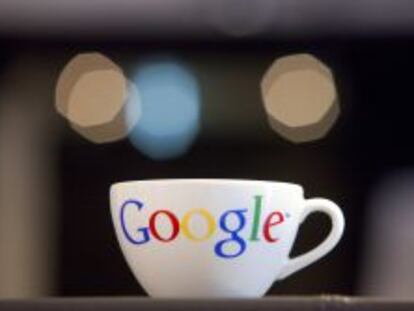 Taza con el logotipo de Google.