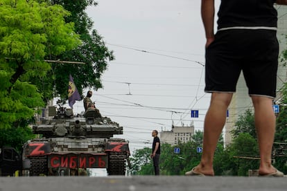 Mercenarios de Wagner bloquean una calle de Rostov con un tanque en el que se lee 'Siberia'.