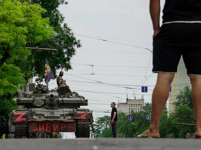 Mercenarios de Wagner bloquean una calle en Rostov, en el sur de Rusia, este sábado.