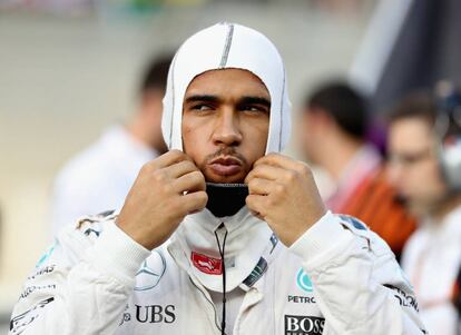 Lewis Hamilton se prepara minutos antes del pistoletazo de salida del gran premio de Abu Dabi.