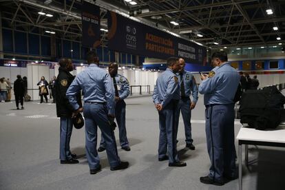 El espacio ha sido delimitado con tres kilómetros de valla metálica para garantizar la seguridad de la treintena de jefes de Estado y de Gobierno. Ifema ha contratado 450 vigilantes privados, tres veces más de lo habitual. A ellos se unen los agentes de seguridad de la ONU.