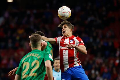 Giouliano Simeone pugna por un balón con la defensa del Granada.