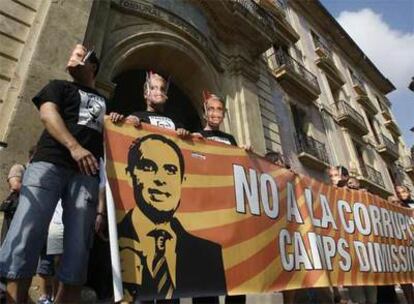 Miembros del Colectivo contra la Corrupción pide la dimisión de Camps y tilda "de intolerable y vergonzoso" que alguien que ha mentido represente a los valencianos.