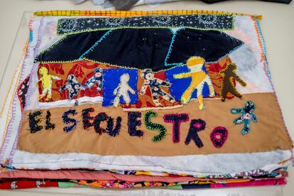 Una muestra de los textiles de organizaciones como, Hilos de historia, Tejidos ancestrales y Taller de co-creación.