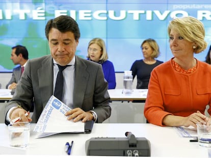 Ignacio González y Esperanza Aguirre, en 2004, en una reunión del comité ejecutivo regional de PP de Madrid.