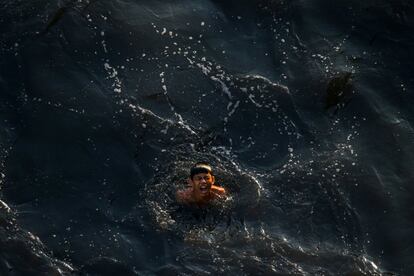Un niño nada en las aguas contaminadas de un canal en Bangkok (Tailandia). 


