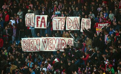 Miembros del Frente Atlético da la bienvenida a Fernando Torres.