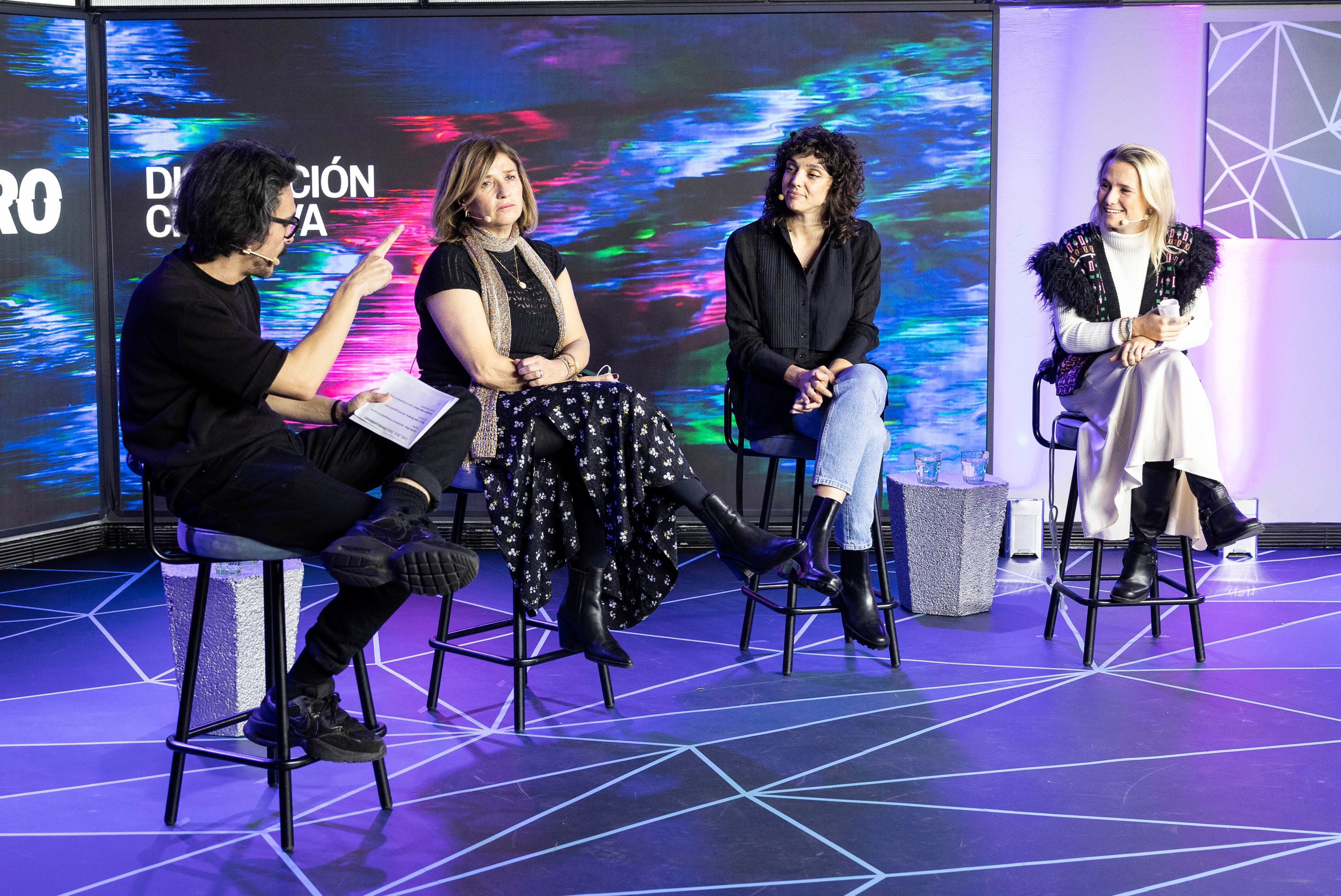 Desde la izquierda, Jaime García Cantero, director de 'Retina', conversa con María José Romero, directora general de Chazz, del grupo NTT Data; Esther Rizo, diseñadora e investigadora de nuevos medios; y Georgina Sala Gasol, 'head of Experience Desing' de Zurich Insurance.