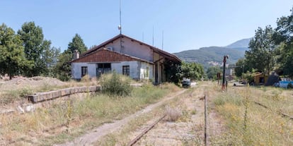 Estación de tren de Hervas, Cáceres, cerrada en 1985. Futura vía verde para ciclistas y senderistas.