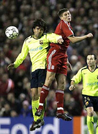 Deco y Gerrard saltan por el balón.