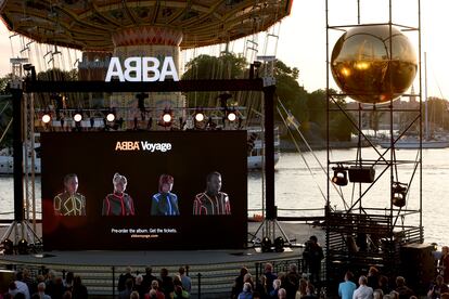 Una gran pantalla en Estocolmo retransmitió en directo el lanzamiento de ABBA.