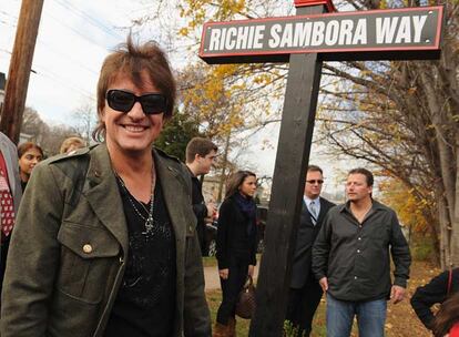 Richie Sambora, guitarrista de Bon Jovi, tiene desde hoy su propia vía. El músico ha asistido a la inauguración pública de la calle, situada en su ciudad natal, Woodbridge (New Jersey, EEUU). Sambora ha sido reconocido con este honor por su labor filantrópica.
