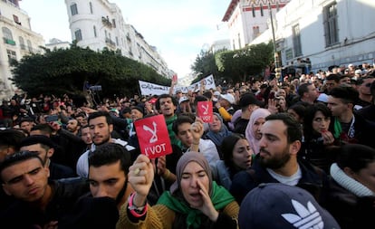 Manifestación contra las elecciones presidenciales, este miércoles en Argel.