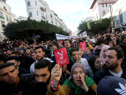 Manifestación contra las elecciones presidenciales, este miércoles en Argel.