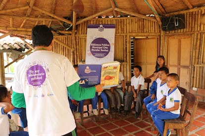 Actividad infantil en una de las bibliotecas públicas rurales apoyadas por el Gobierno de Colombia y la AECID.