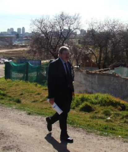 El portavoz municipal socialista, Jaime Lissavetzky, durante su paseo por la zona.