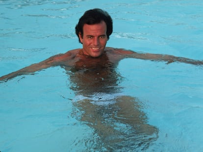 Singer Julio Iglesias in a swimming pool in Miami (Florida), June 10, 1980.