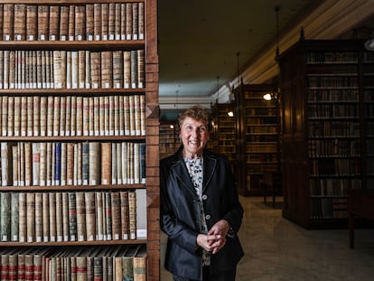 La académica y escritora Paloma Díaz-Mas, en la biblioteca de la Real Academia Española (RAE), el 20 de febrero.