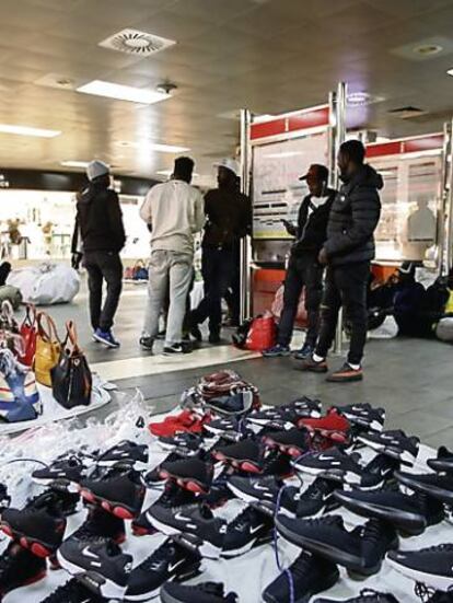 Manteros en la estación de plaza de Cataluña el pasado enero.