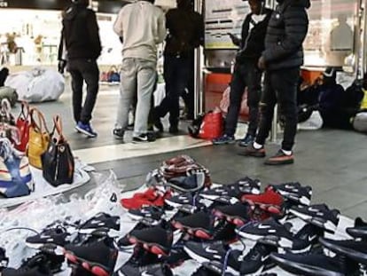 Manteros en la estación de plaza de Cataluña el pasado enero.