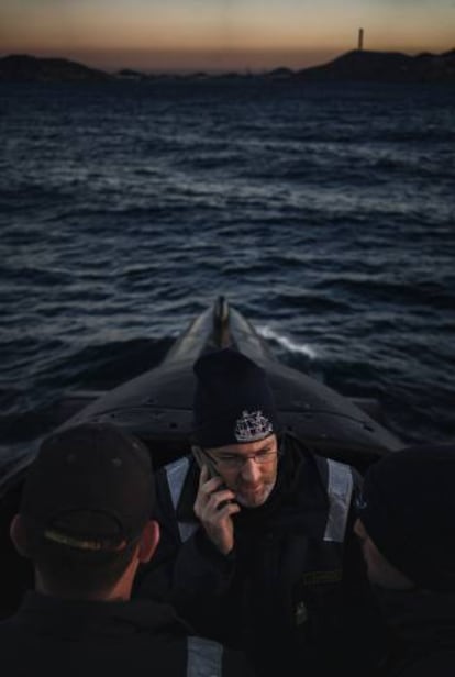 El comandante del Mistral en la vela del submarino.